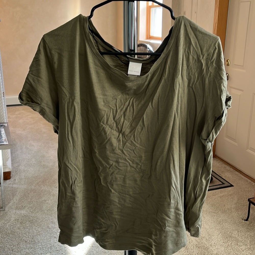 H&M short sleeve tshirt.